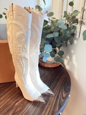 Lulu's White Knee-High Western Heeled Boots with Silver Toe Caps. (Brand New)